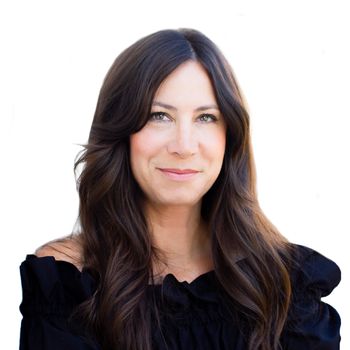 Portrait of Tara Curry, REALTOR®.